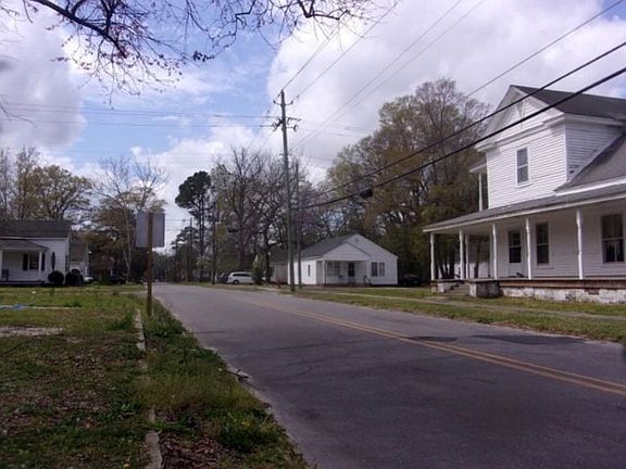 Exterior Neighborhood (street photo)