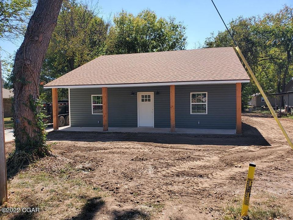 2nd image of 1514 Center St