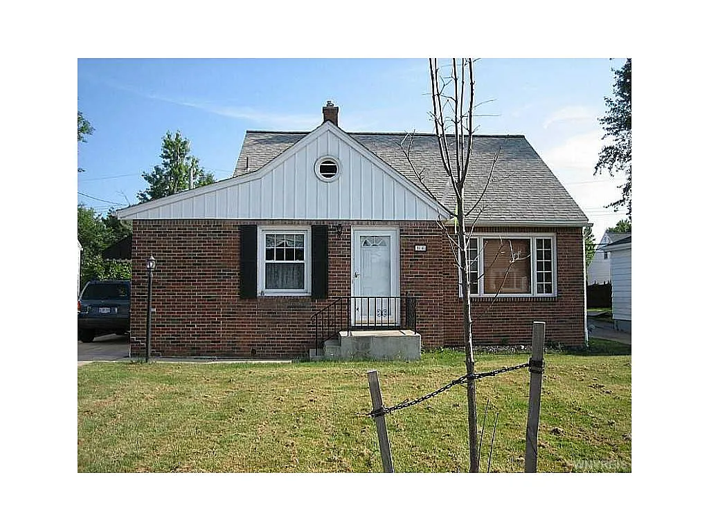 96 Layton Ave photo 1