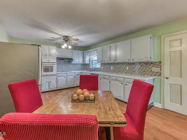 908 Meadow Ln — Photo 15