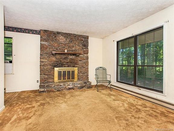 5th image of 14 E Hill Dr