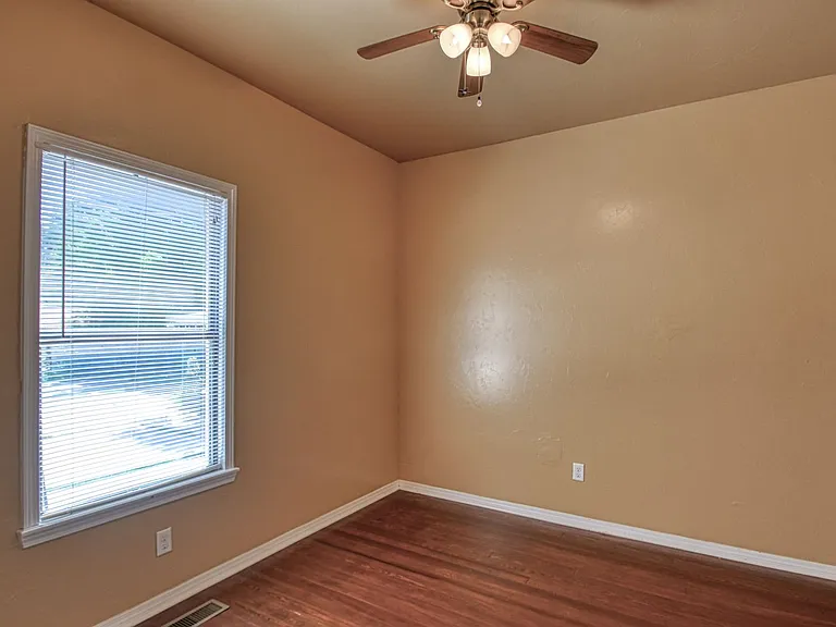 464 College Ave — Photo 32