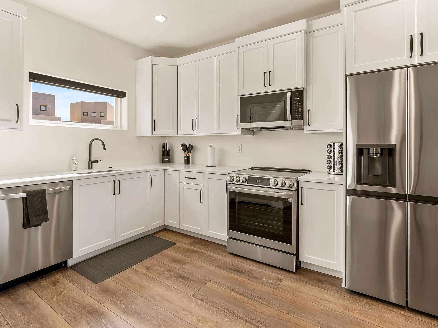 3 bed, 3.5 bath, 1787 sqft, $3,300 — Photo 4