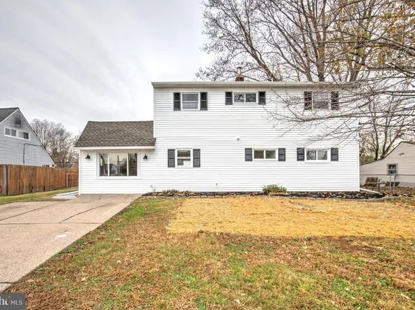 31 Nature Ln, Levittown, PA 19054