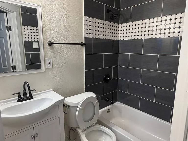 200 E Dewey Pl — Photo 11
