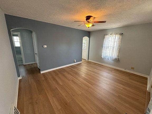 4th image of 685 Beechwood St