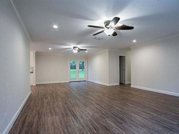 3rd image of 107 Woodway Ln
