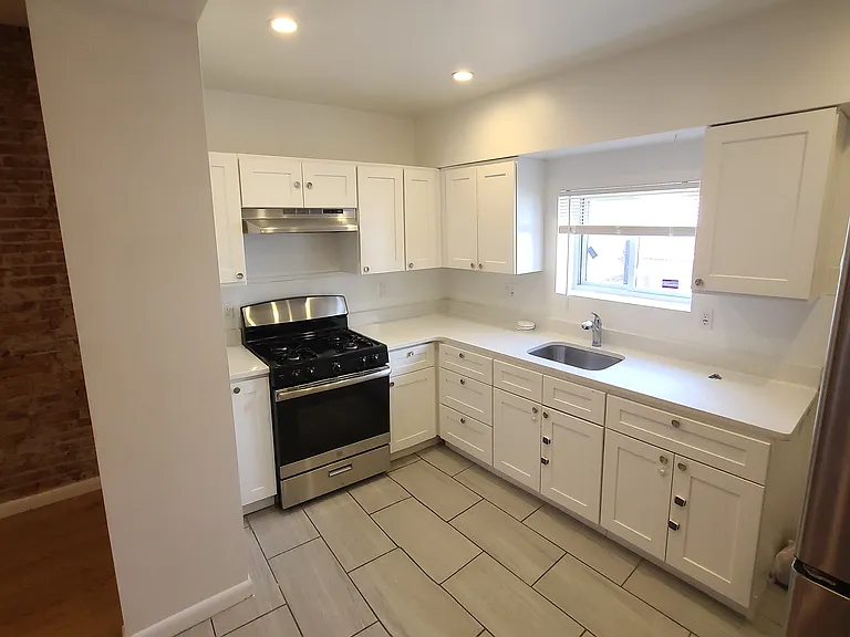 835 Livingston St — Photo 12