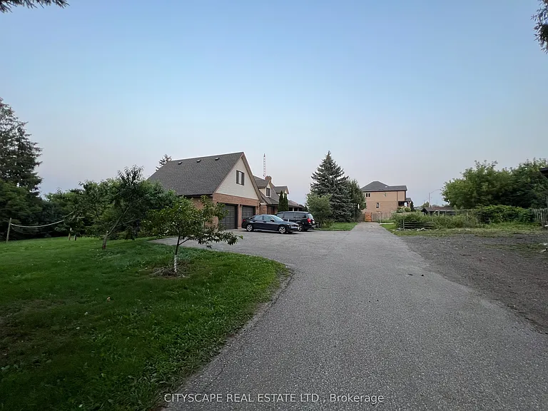 2361 Victoria St N — Photo 10