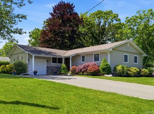 1 Camelot Ln, Saint James, NY 11780