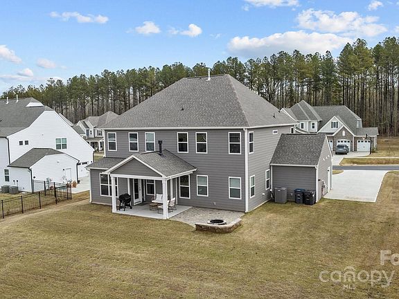 3rd image of 806 Yucatan Dr