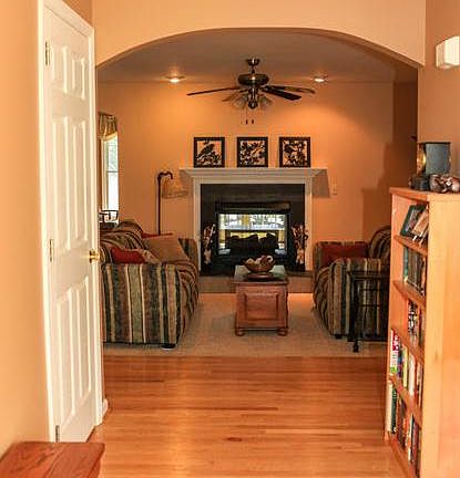 3rd image of 12 Oakmont Cir