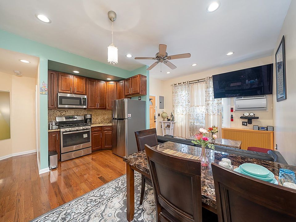 1st image of 461 Mallory Ave #1
