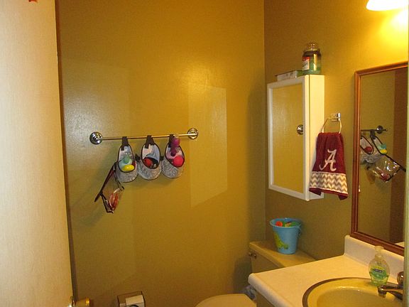 5th image of 17 Karen Ct