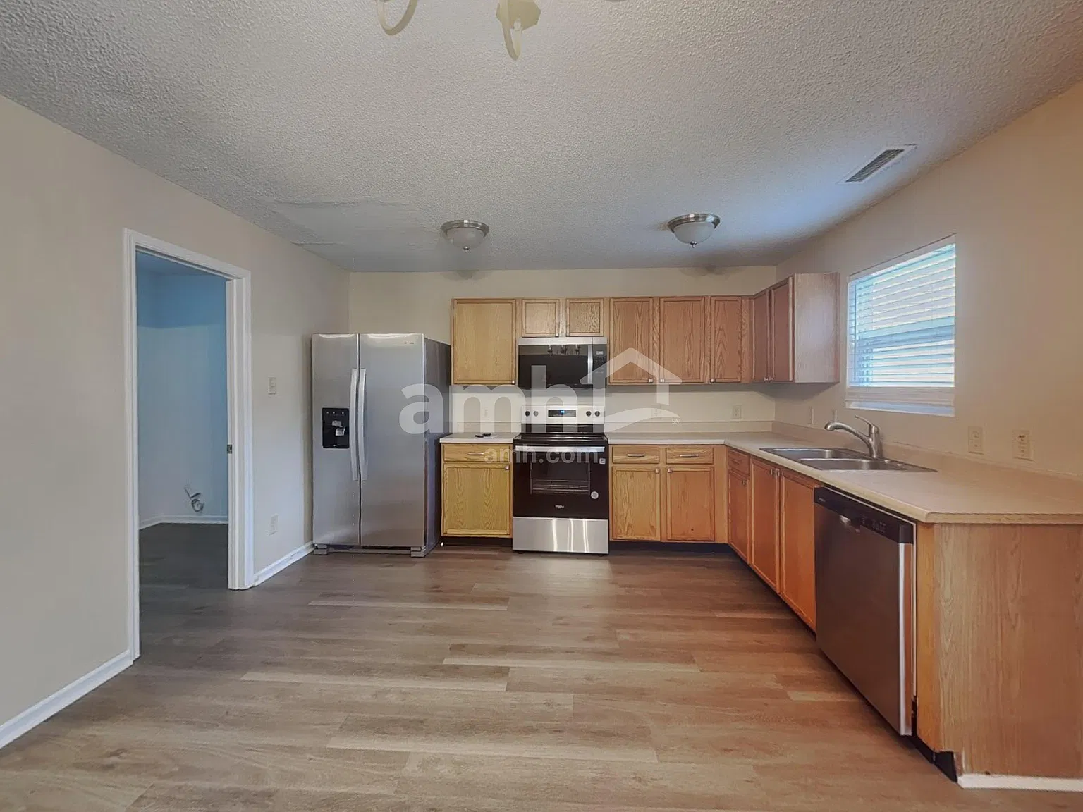 4 bed, 2.0 bath, 2220 sqft, $2,290 — Photo 3