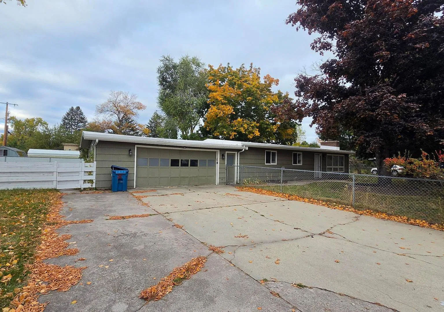 Four Bedroom House with Garage and Fully Fenced Yard — Photo 1