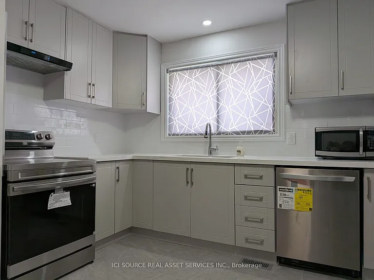 21 Parkdale Dr #A — Photo 1