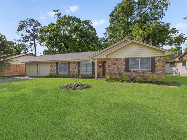 202 Oak Hollow St, Conroe, TX 77301