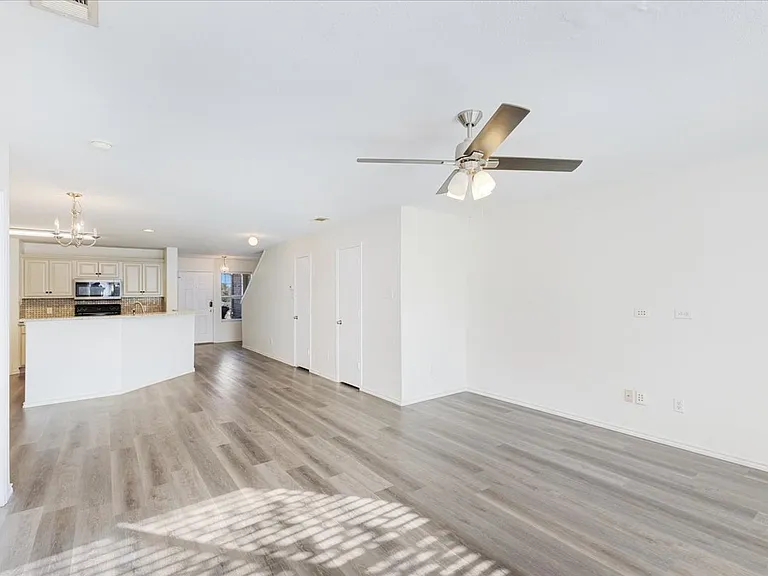 7405 Howling Coyote Ln — Photo 10