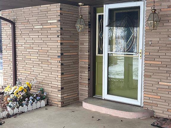 3rd image of 2590 S Morrice Rd