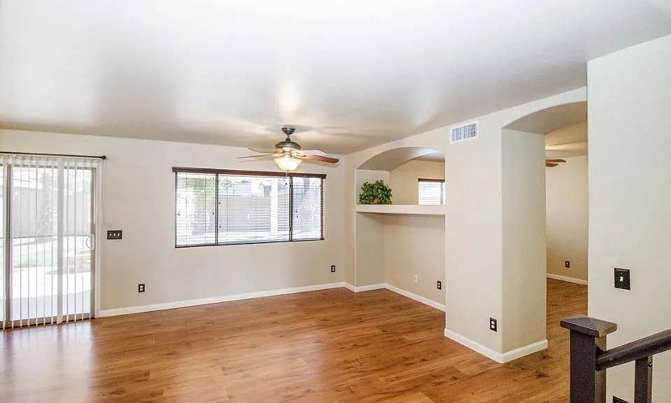 3 bed, 2.5 bath, 1964 sqft, $2,100 — Photo 3
