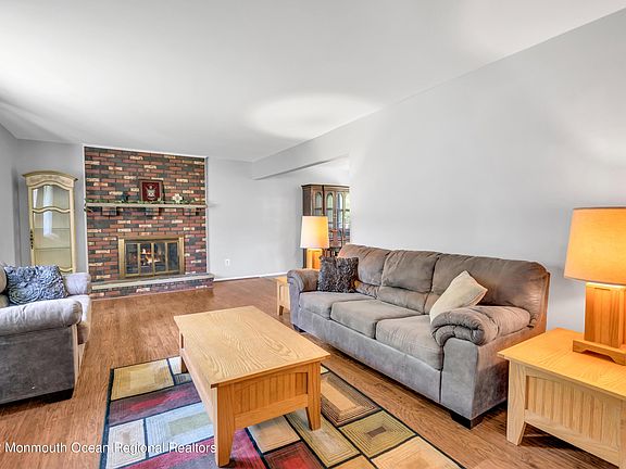 2nd image of 833 Lawrence Ave