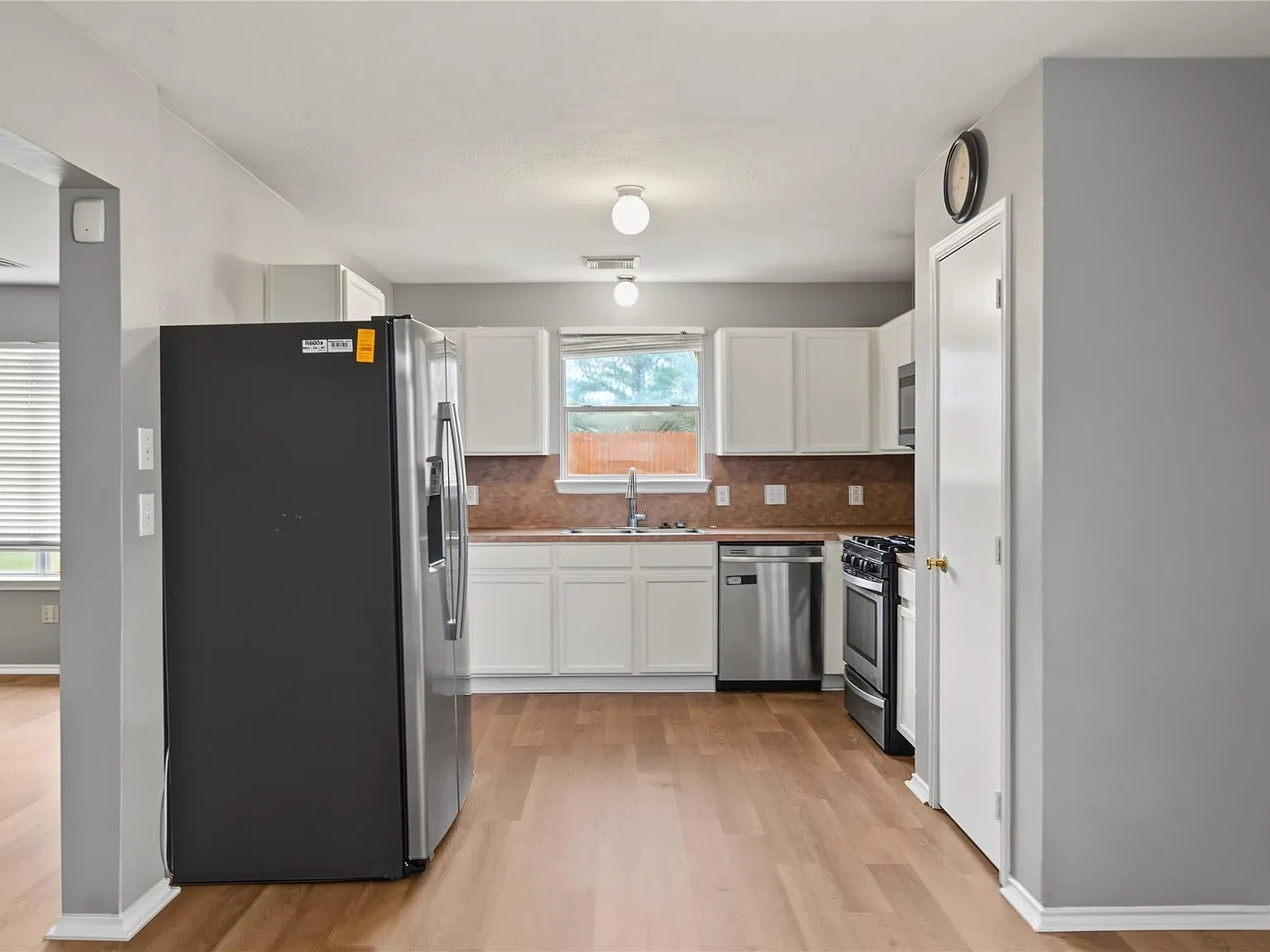4 bed, 2.5 bath, 1892 sqft, $1,990 — Photo 4