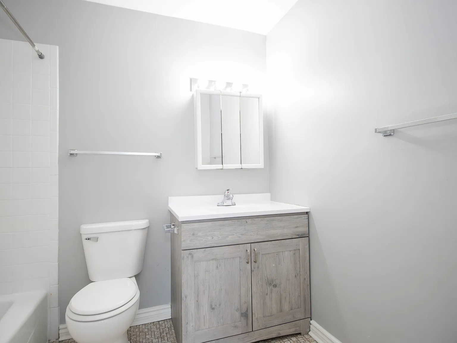State Street Apartment — Photo 4