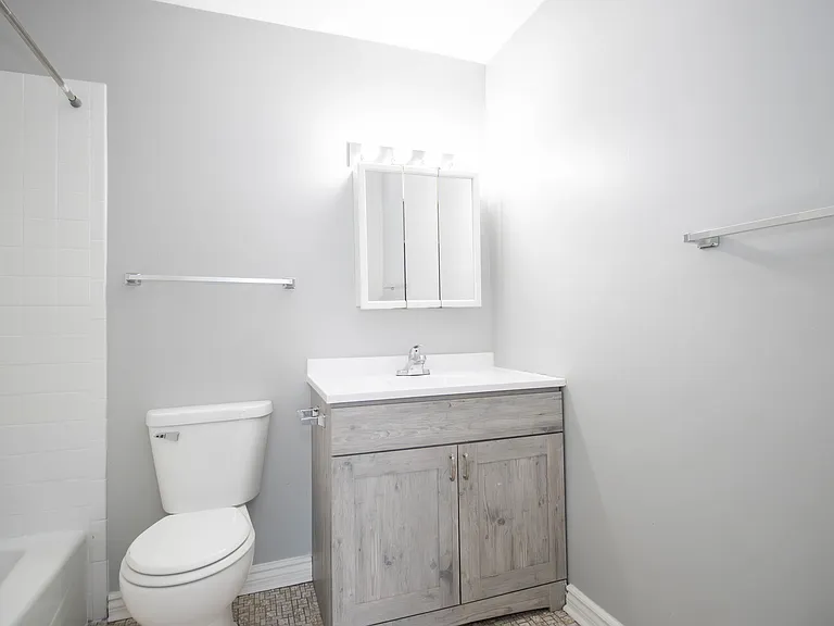 State Street Apartment — Photo 4