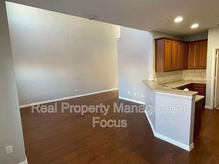 4645 Penelope Ln — Photo 5