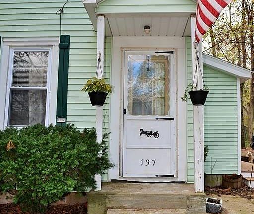 4th image of 137 W Bacon St