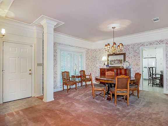Lovely Foyer open do Dining 