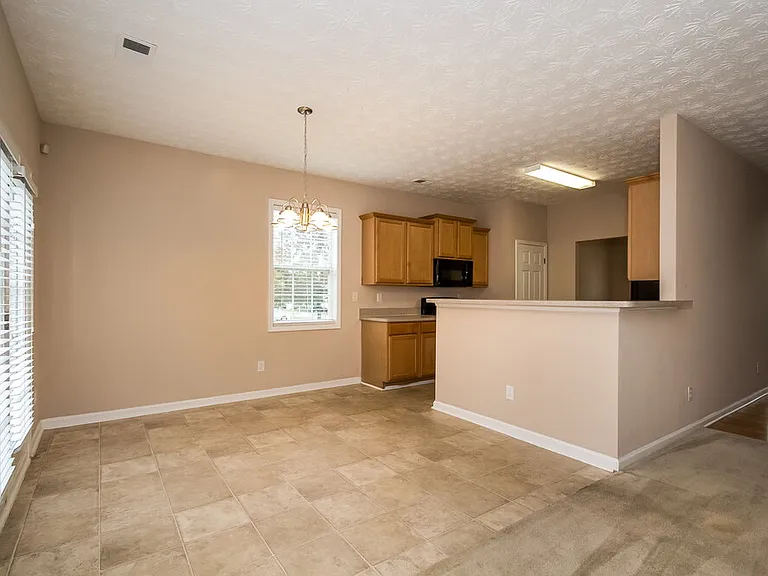 1000 Maple Leaf Dr — Photo 3