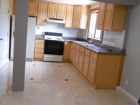 3rd image of 220A Kingston St