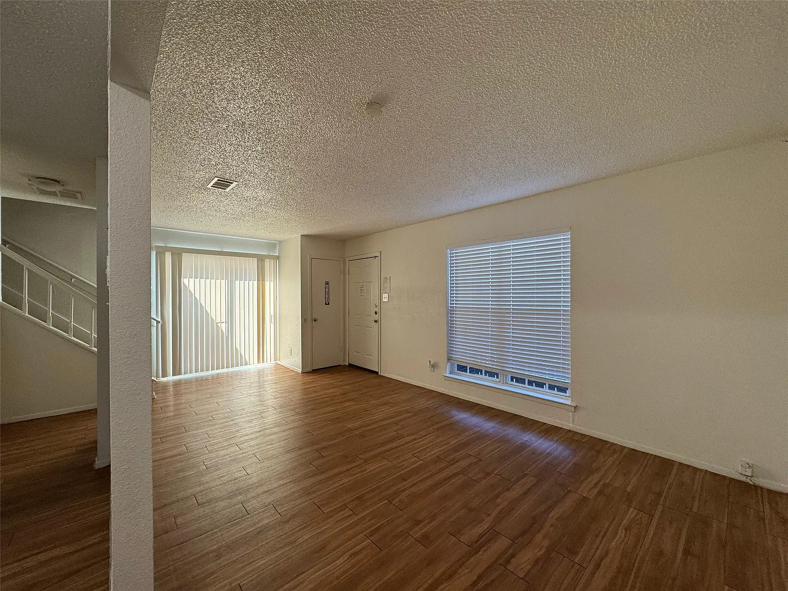 2 bed, 1.5 bath, 943 sqft, $1,358 — Photo 4