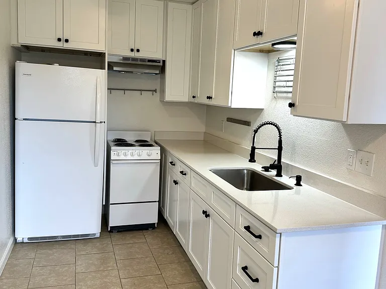 402 Cornell Dr SE #7 — Photo 1