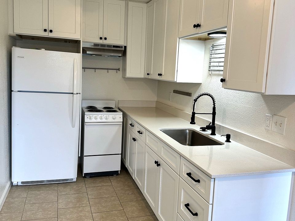 1st image of 402 Cornell Dr SE Unit 7
