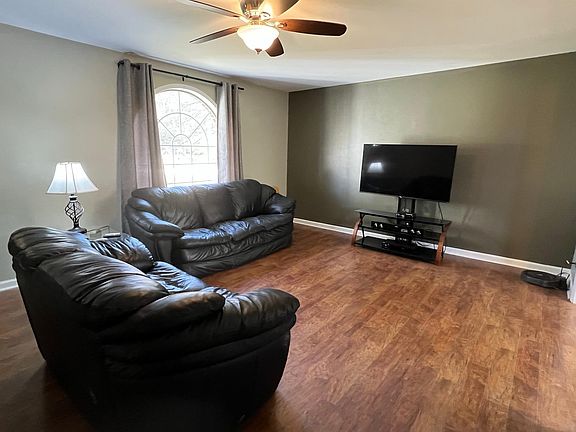 Living room 14' x 18.5'