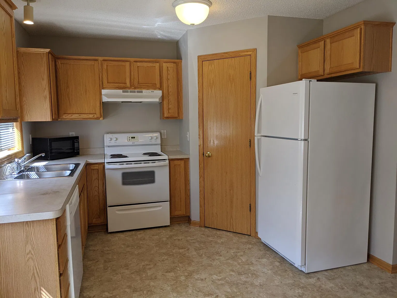 3 bed, 1227 sqft, $1,750 — Photo 2