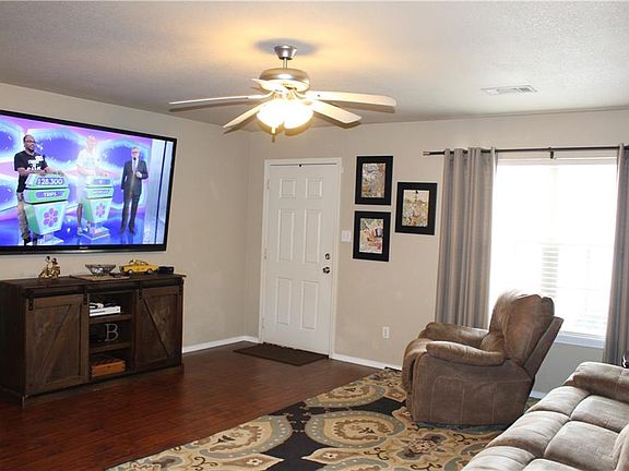 3rd image of 1800 Forest Oaks Dr