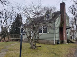 1 Meadow Ct, Fairfield, CT 06824