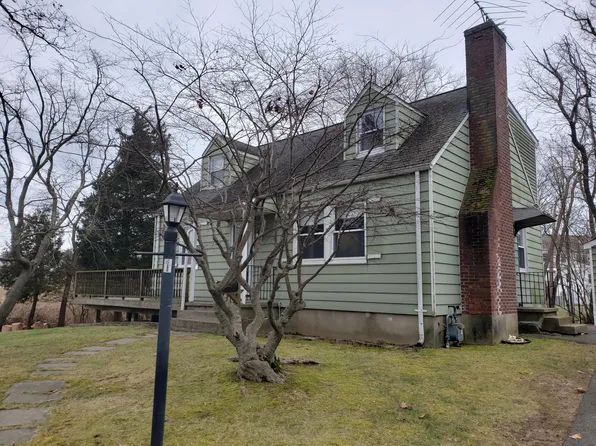 1 Meadow Ct, Fairfield, CT 06824