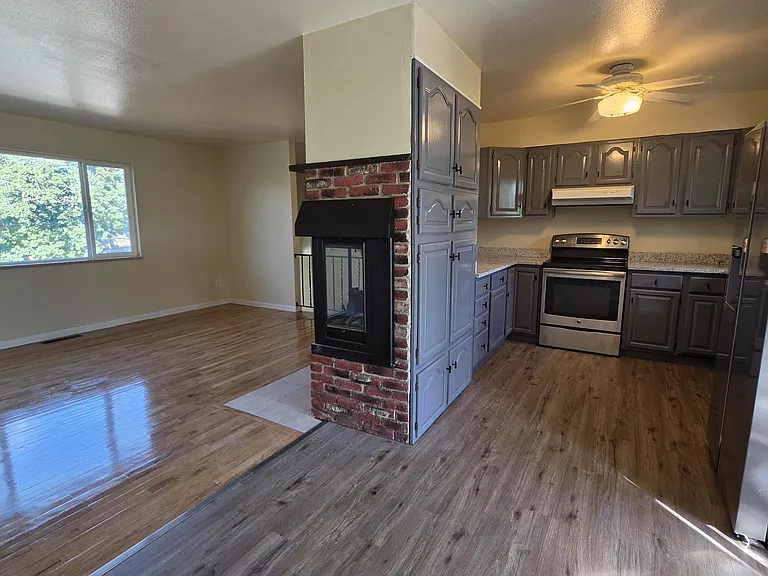 928 Potter Dr — Photo 4