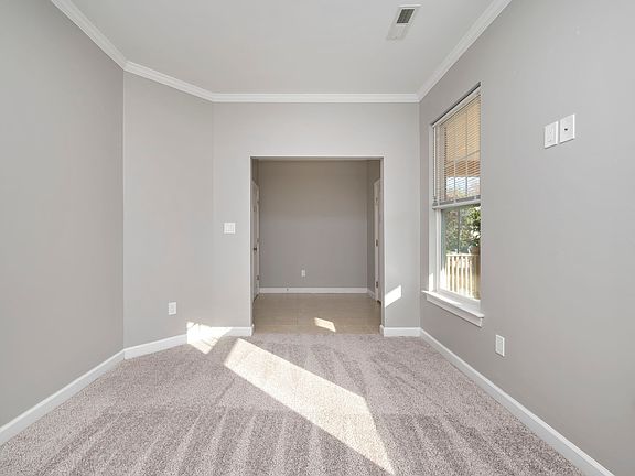 4th image of 748 Washington Ave #1WASHINGTON