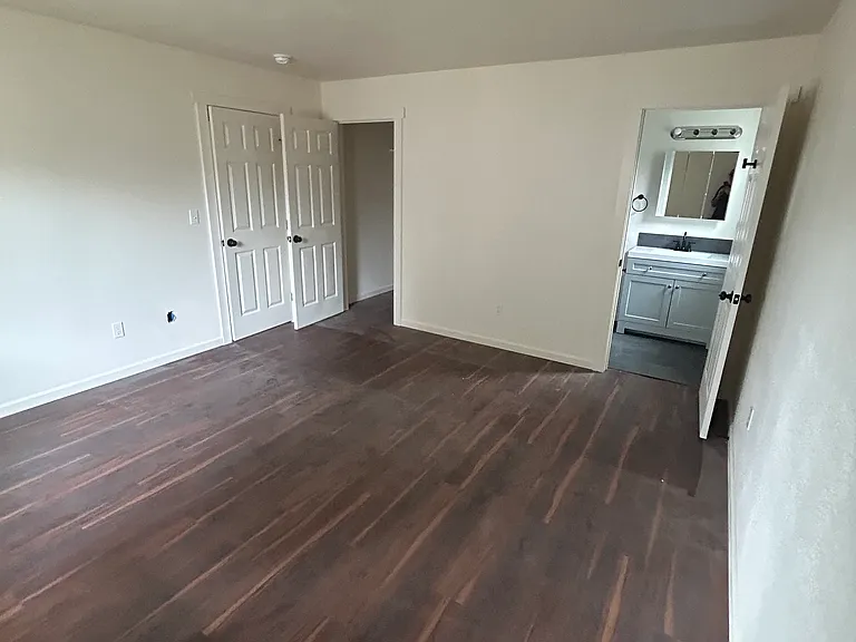 2241 Walnut Ave — Photo 4