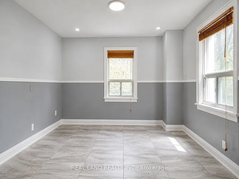 225 Coxwell Ave #MAIN FLOOR — Photo 4