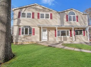 31 Moriches Ave, Mastic, NY 11950