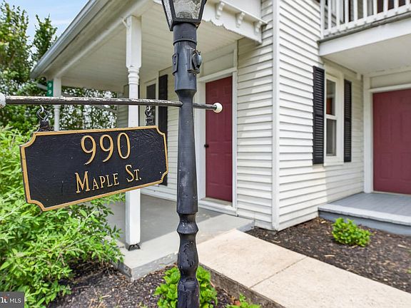 4th image of 990 Maple St