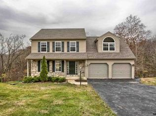 78 Burberry Ln, Mount Wolf, PA 17347
