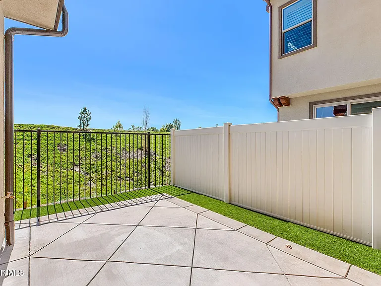 716 Edward Scholle Dr — Photo 14